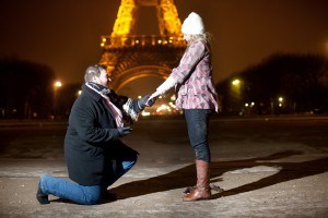 Man proposing in front of Eiffel Tower