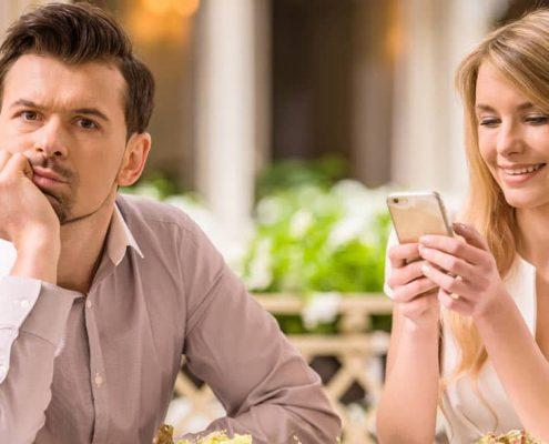 woman-texting-next-to-man-looking-perplexed