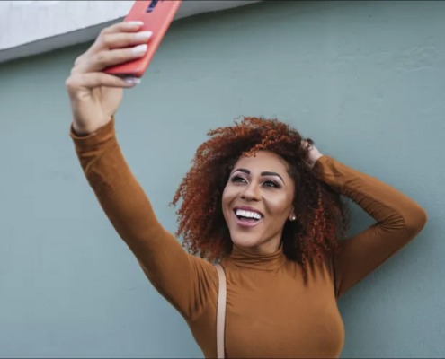 woman-taking-selfie