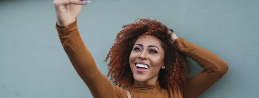 woman-taking-selfie